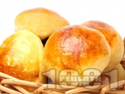 Обикновени малки домашни питки (хлебчета) с мая и масло - снимка на рецептата
